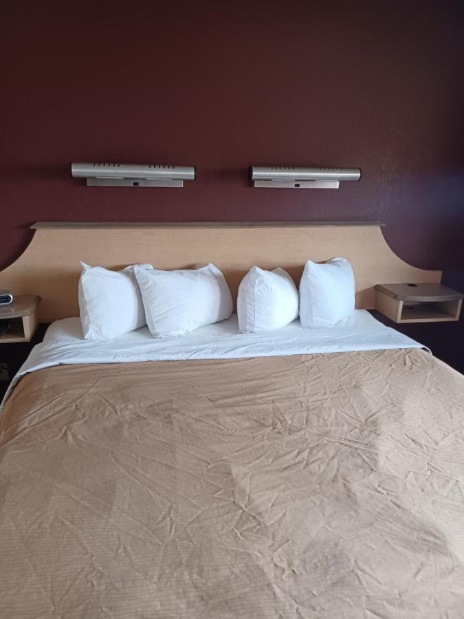 Red Oak Inn Belleville Bagian luar foto